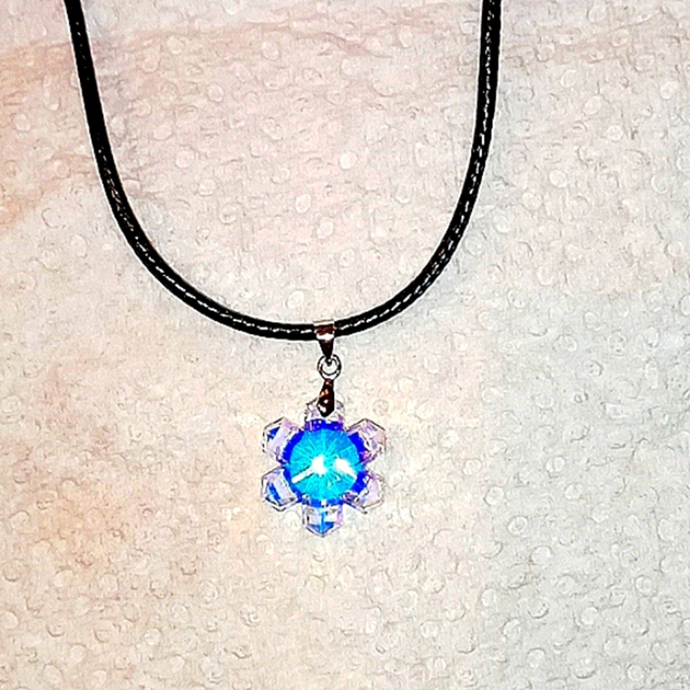 NWOT Swarovski crystal snow flake necklace